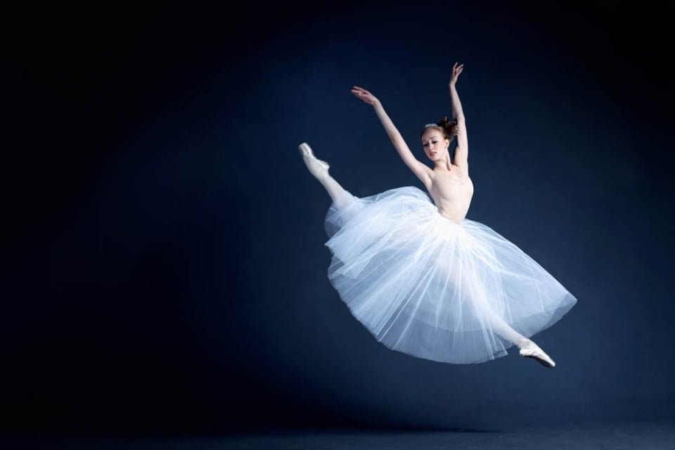 Être agile, la ballerine avec robe saute