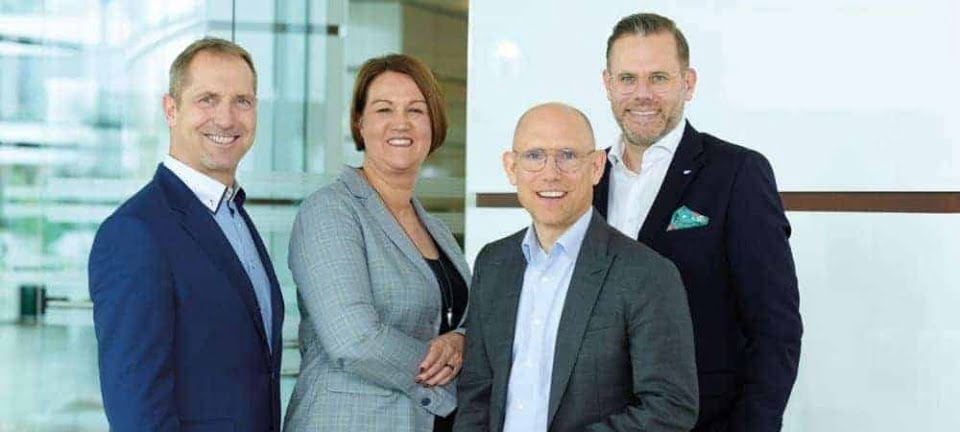El equipo autor de Embrace, de izquierda a derecha: Rüdiger Meyer, Microsoft, Tanja Fischer, SAP, Axel Vetter, SAP, y Christian Sülzer, SAP. La nueva asociación se vive de forma activa y comprometida: ¡Embrace se aplica en el sentido más estricto de la palabra!