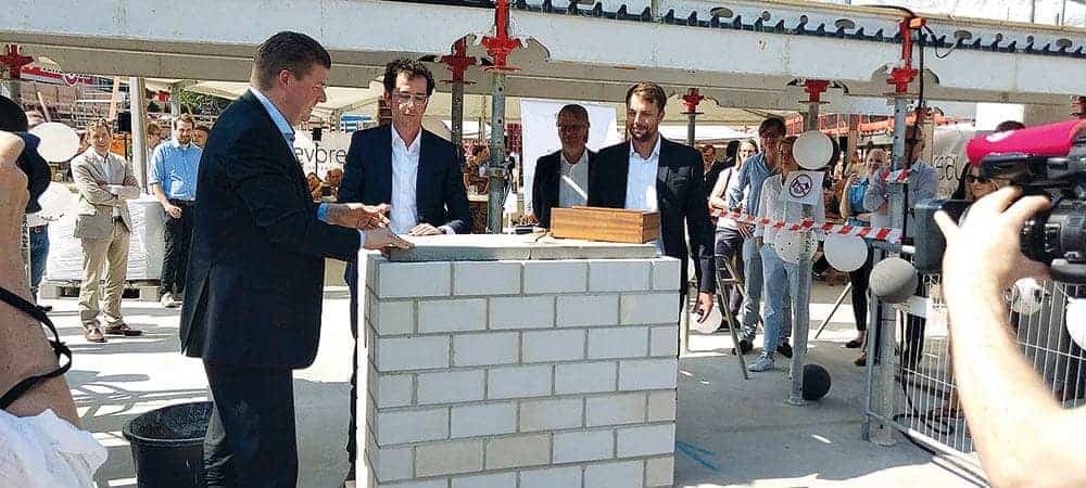 Colocación de la primera piedraCasa AKQUINET20200813 300dpi Cmyk