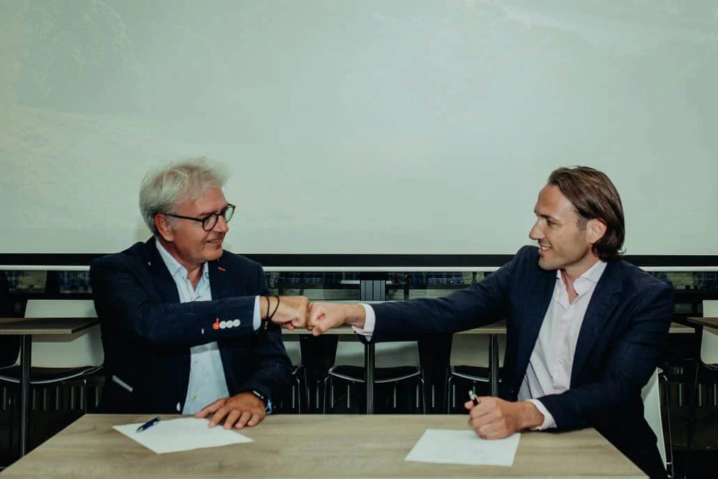 Thilo Nagler, Managing Director and Vice President of Sales CEU at SNP (l.), and Michael Zitz, Chief Sales Officer at All for One, sign the extended partner agreement.